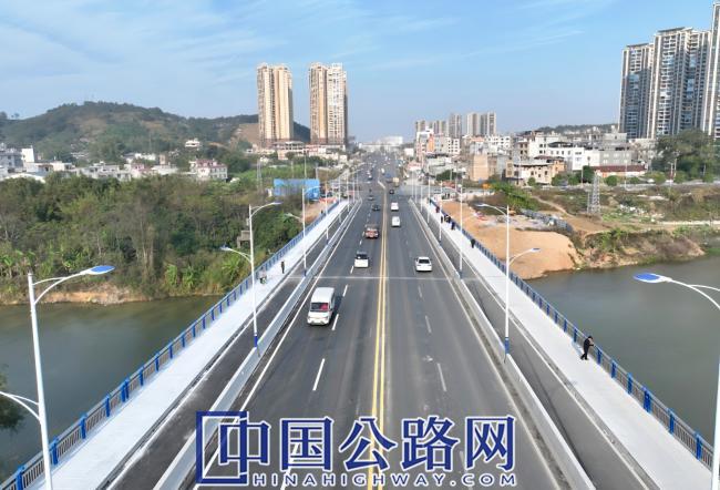 1767080354142821.jpg 车辆有序驶过朱砂罗大桥(闫夏 摄).jpg