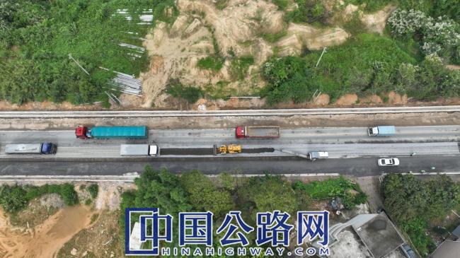 1767080386476632.jpg 泡沫沥青就地冷再生下面层施工现场(林美燕 摄).JPG