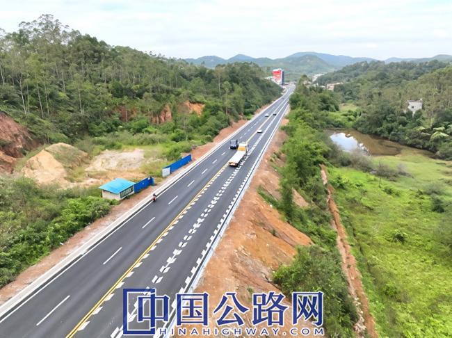 1767080468759896.jpg 省道205线北流市新丰镇路段(刘军庆 摄).jpg